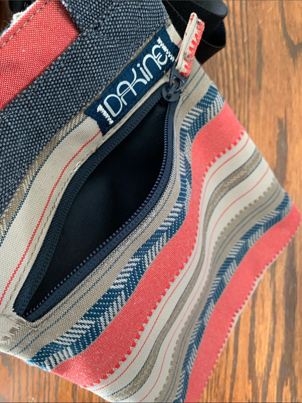 {Dakine} NWOT Red & Navy Striped Crossbody Bag - Picture 6 of 6